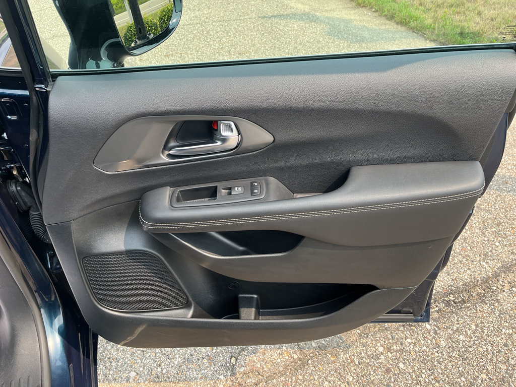Used 2025 Chrysler Pacifica Select FWD image 14