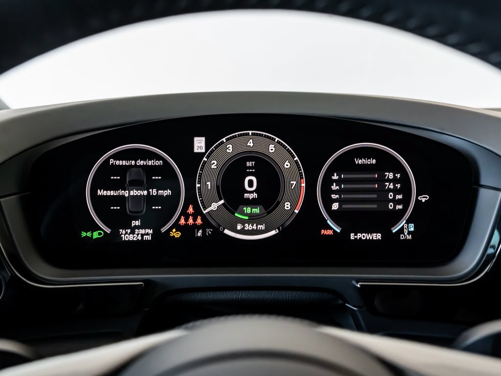 Certified 2025 Porsche Cayenne Turbo AWD/4WD image 19