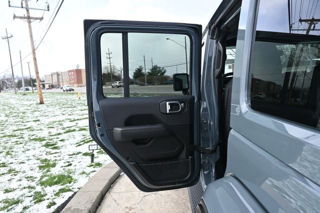 Used 2025 Jeep Wrangler Sahara AWD/4WD image 23