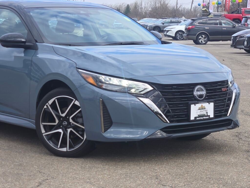 Used 2025 Nissan Sentra SR w/ SR Premium Package image 2