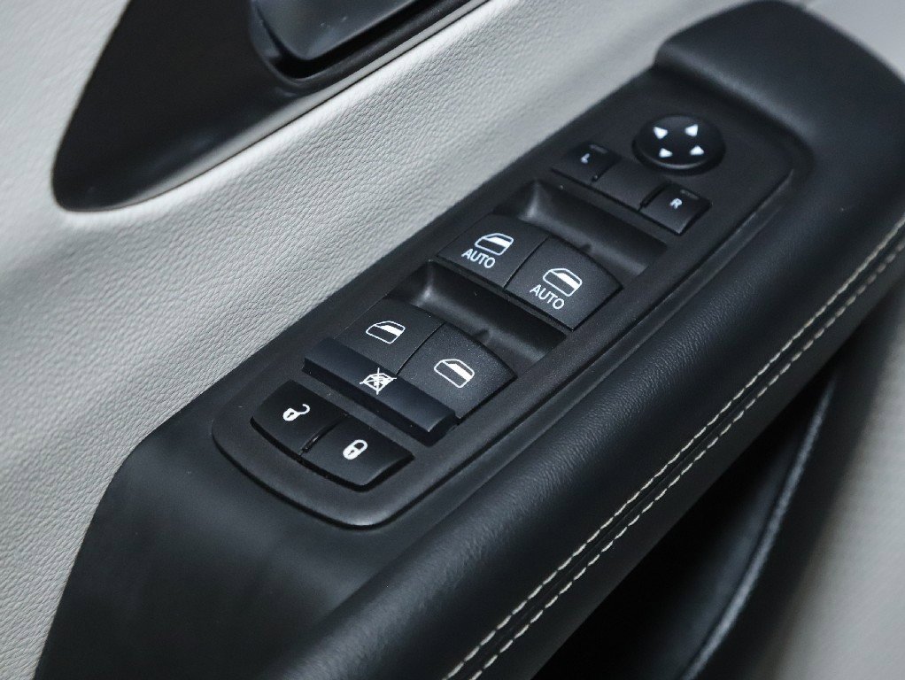 Used 2024 Chrysler Pacifica Touring-L image 16