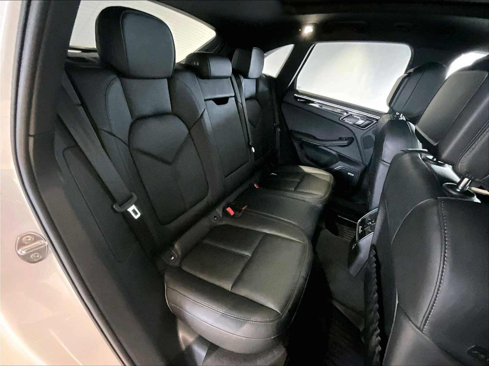 Used 2025 Porsche Macan image 31