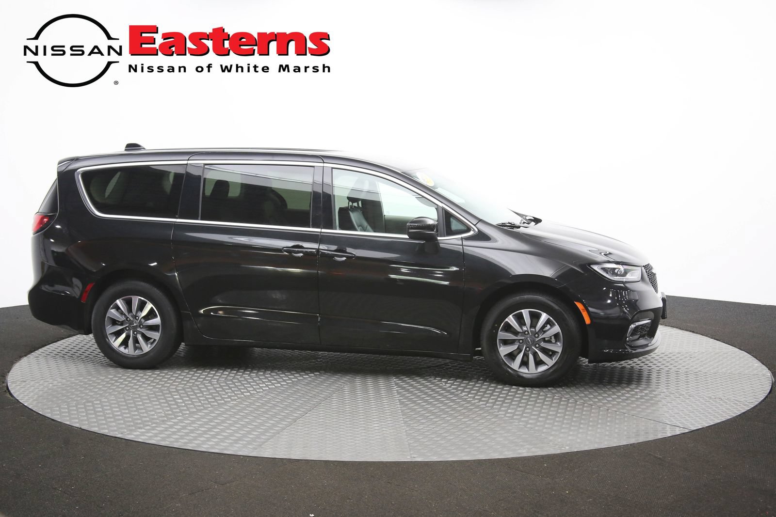 Used 2023 Chrysler Pacifica Touring-L FWD image 48