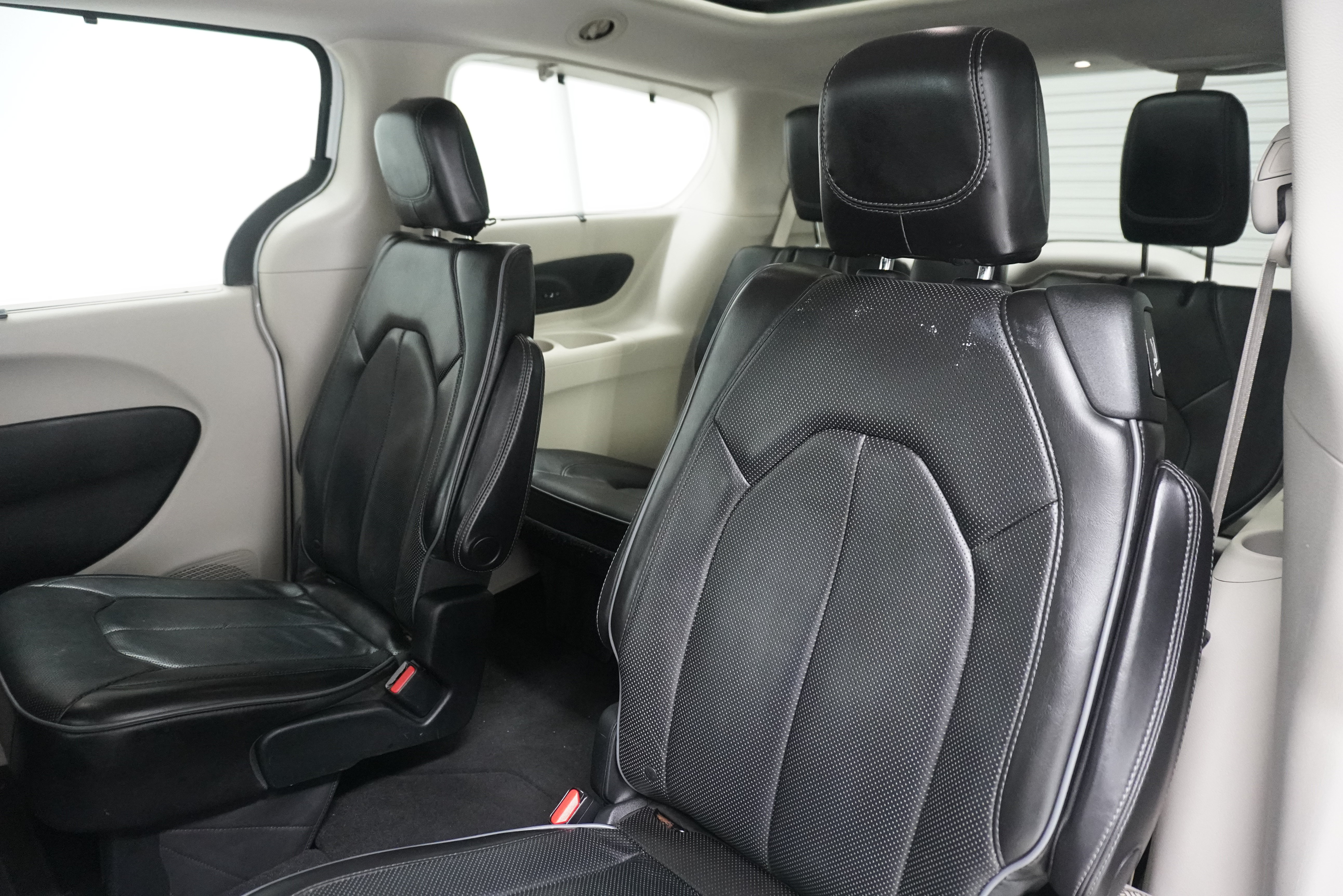 Used 2018 Chrysler Pacifica Limited FWD image 10