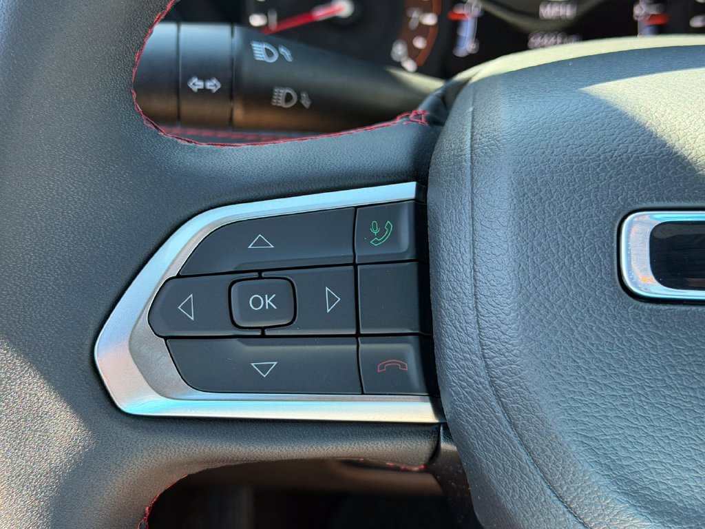 Used 2025 Jeep Compass Trailhawk AWD/4WD image 12