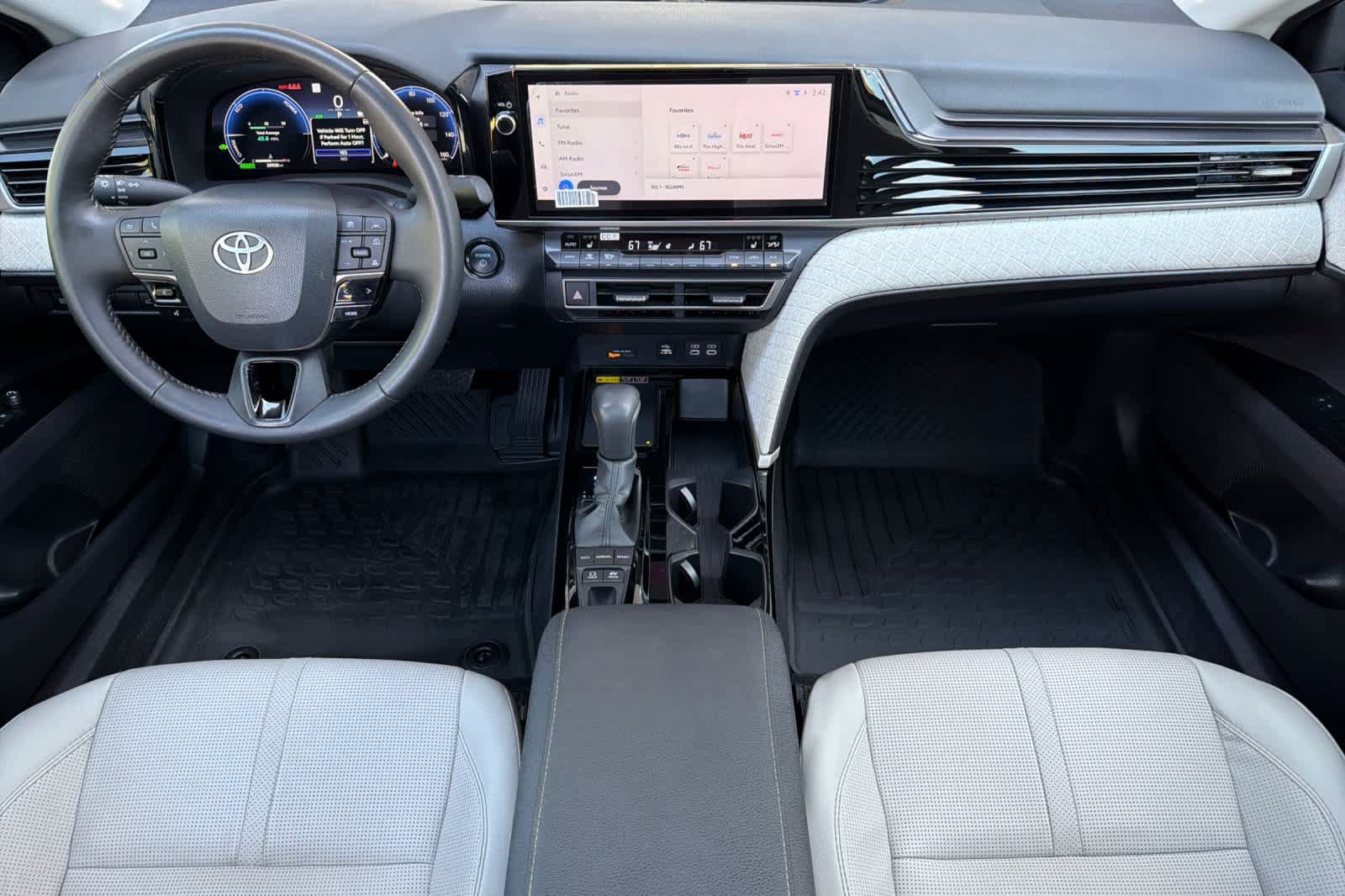 Used 2025 Toyota Camry XLE AWD/4WD image 3