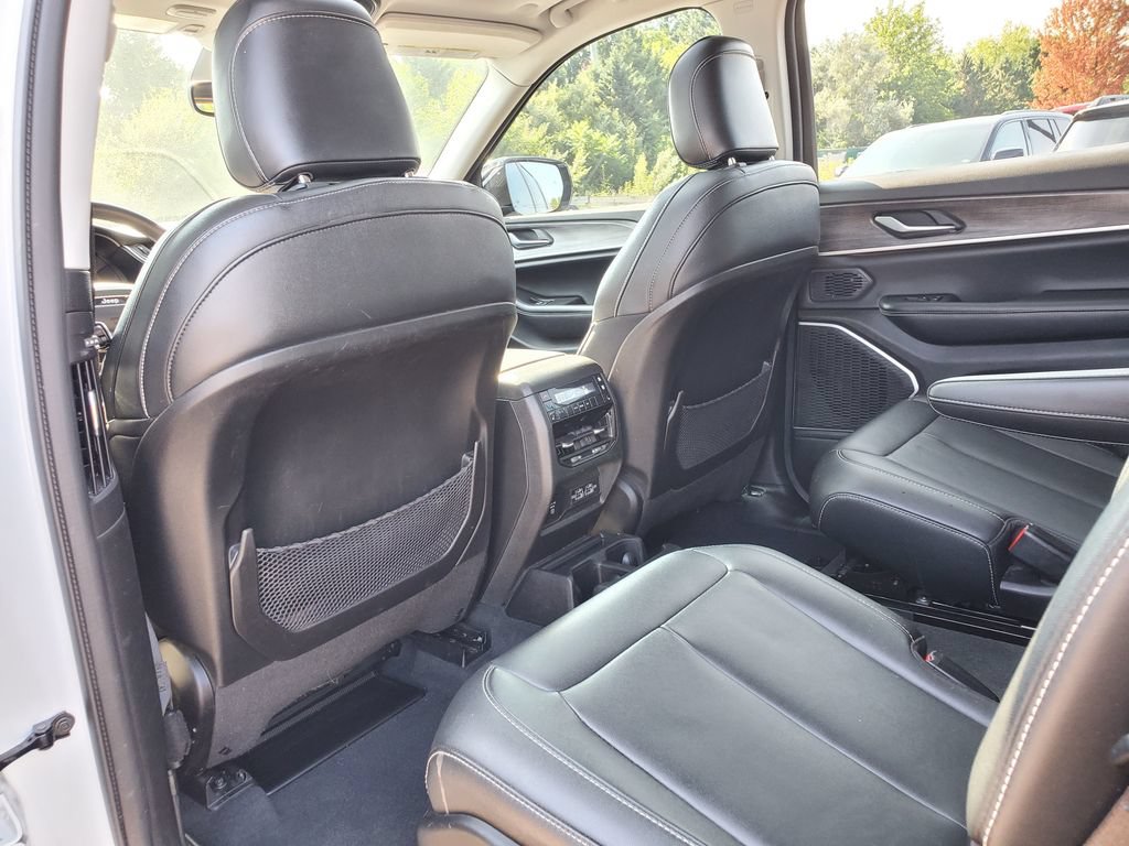 Used 2023 Jeep Grand Cherokee L Limited AWD/4WD image 10