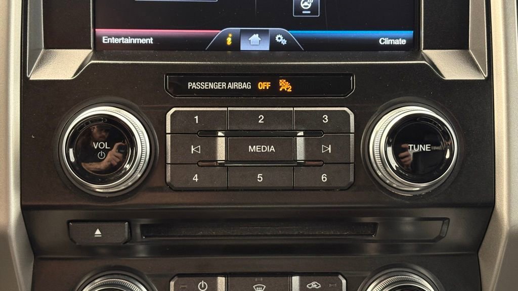 Used 2015 Ford F150 Lariat w/ Equipment Group 502A Luxury AWD/4WD image 39