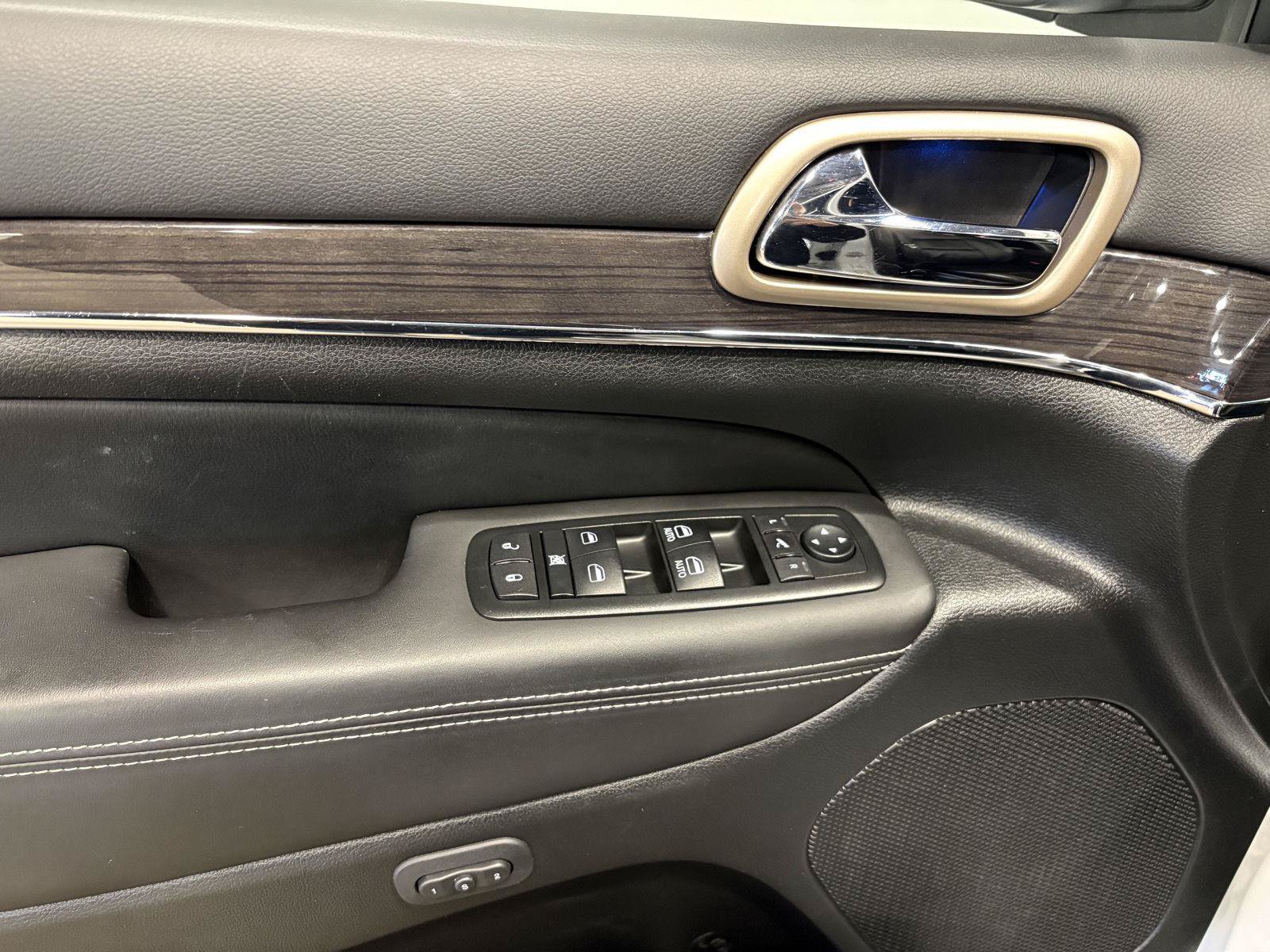 Used 2015 Jeep Grand Cherokee Overland AWD/4WD image 15