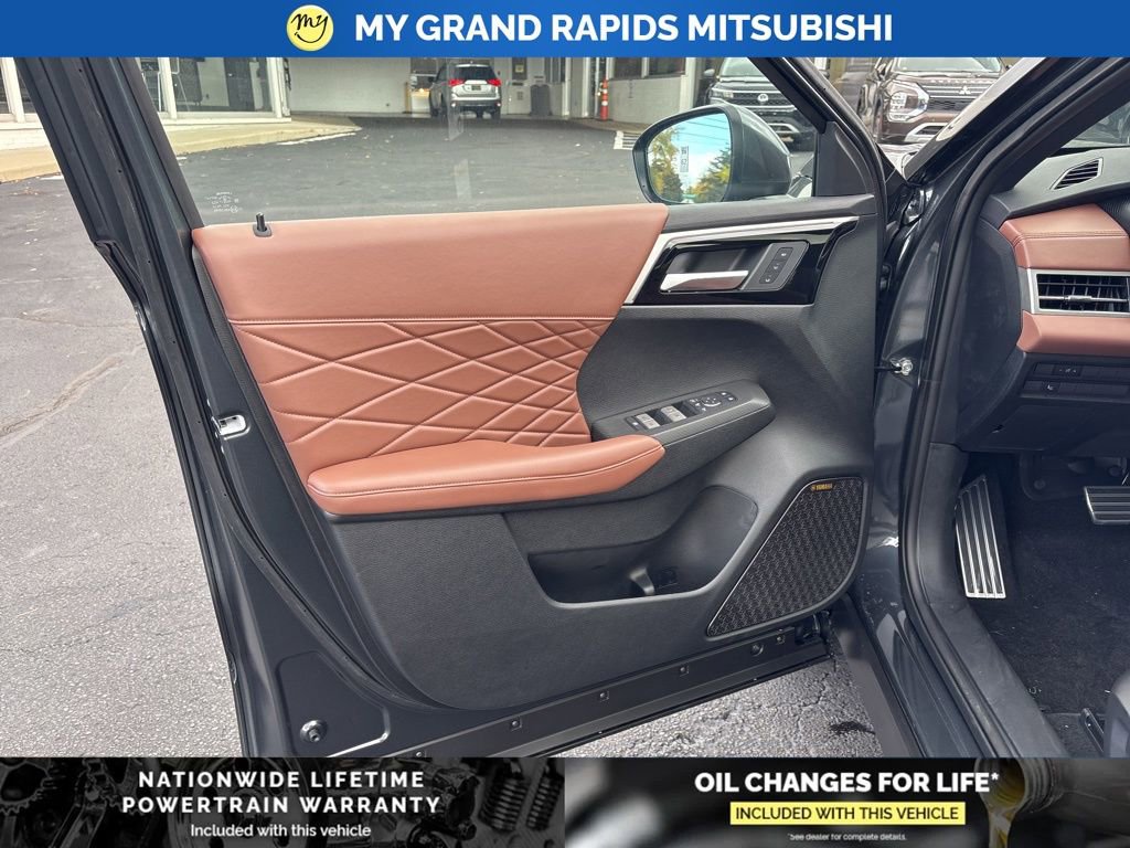 New 2025 Mitsubishi Outlander SEL image 9