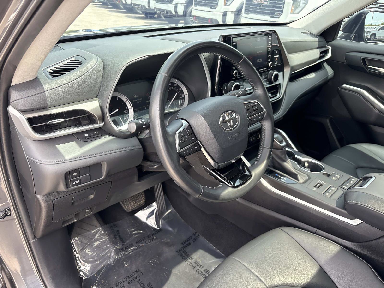 Used 2020 Toyota Highlander XLE AWD/4WD image 16