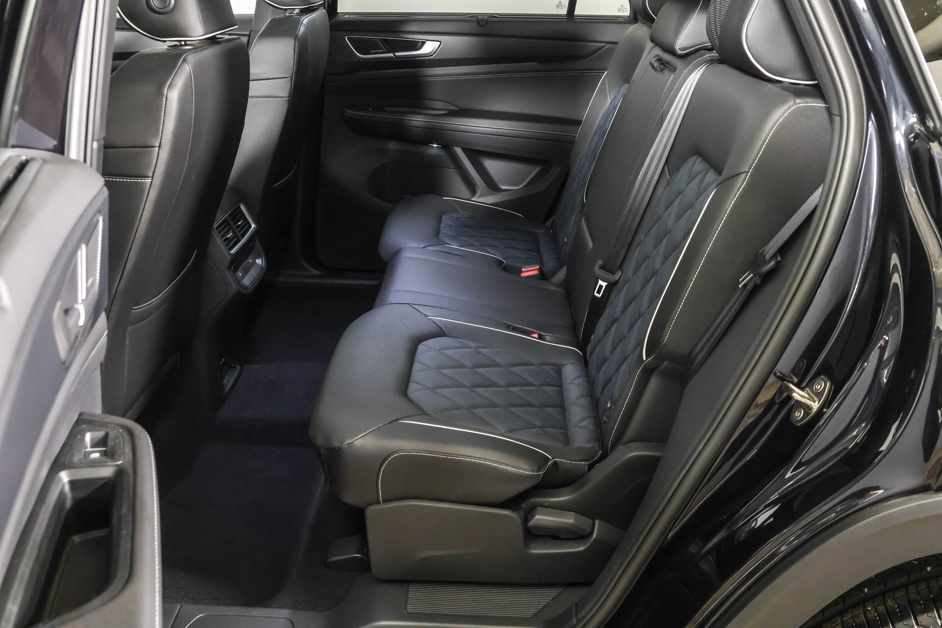 Used 2026 Volkswagen Atlas Cross Sport SEL Premium R-Line AWD/4WD image 37