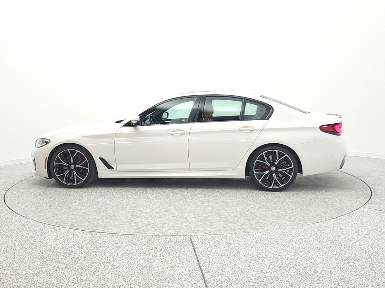 Used 2023 BMW M550i xDrive image 9