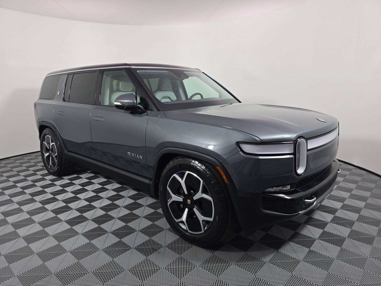 Used 2024 Rivian R1S Adventure AWD/4WD image 7