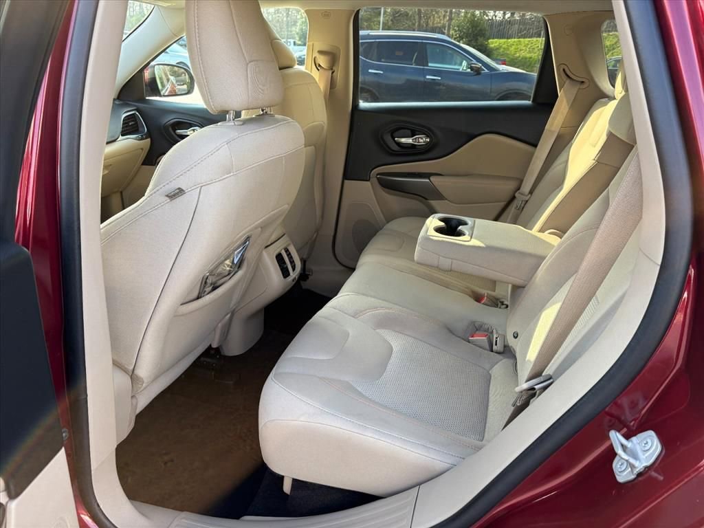 Used 2019 Jeep Cherokee Latitude w/ Popular Appearance Group image 17