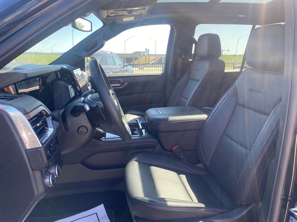 Used 2025 GMC Yukon Denali w/ Sun & Power Step Package image 18