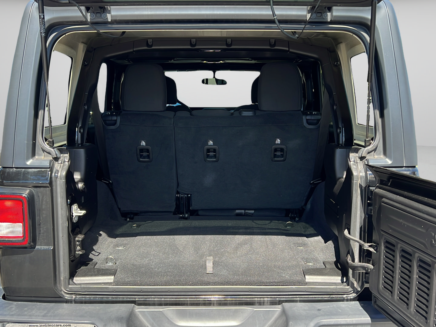 Used 2019 Jeep Wrangler Unlimited Sahara AWD/4WD image 9