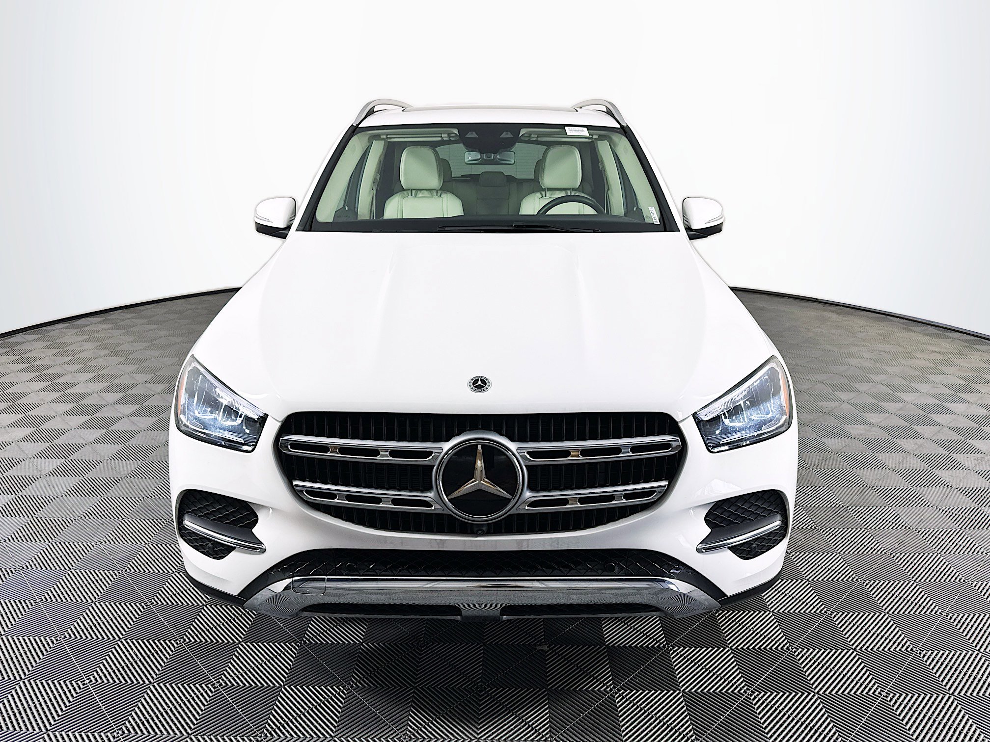 Used 2025 Mercedes-Benz GLE 450e 4MATIC image 2