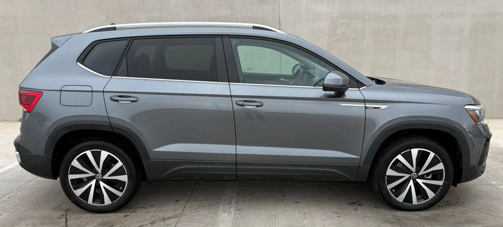Certified 2024 Volkswagen Taos SE w/ MDO Package FWD image 3