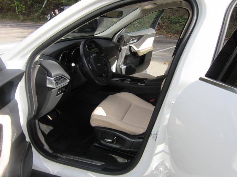 Used 2019 Jaguar F-PACE Premium image 6