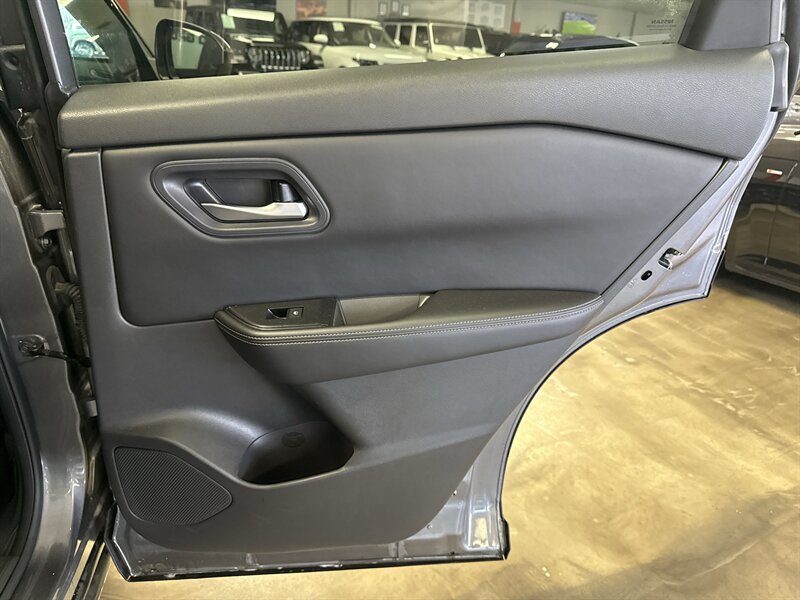 Used 2024 Nissan Rogue SV FWD image 25