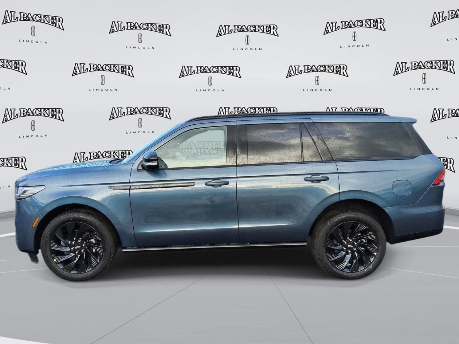 New 2027 Lincoln Navigator Reserve w/ Jet Appearance Package AWD/4WD image 2