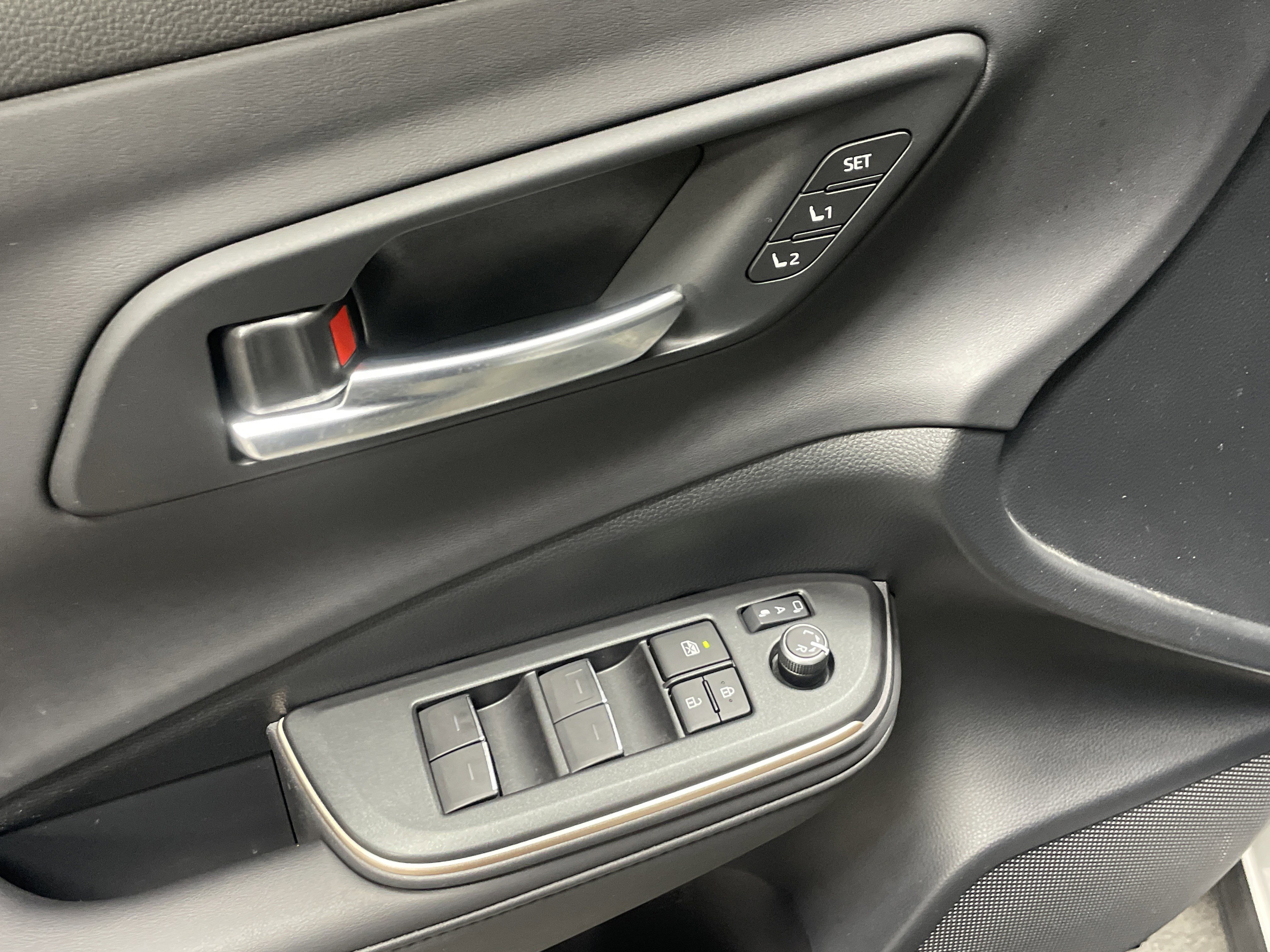 Used 2023 Toyota Crown Limited image 15