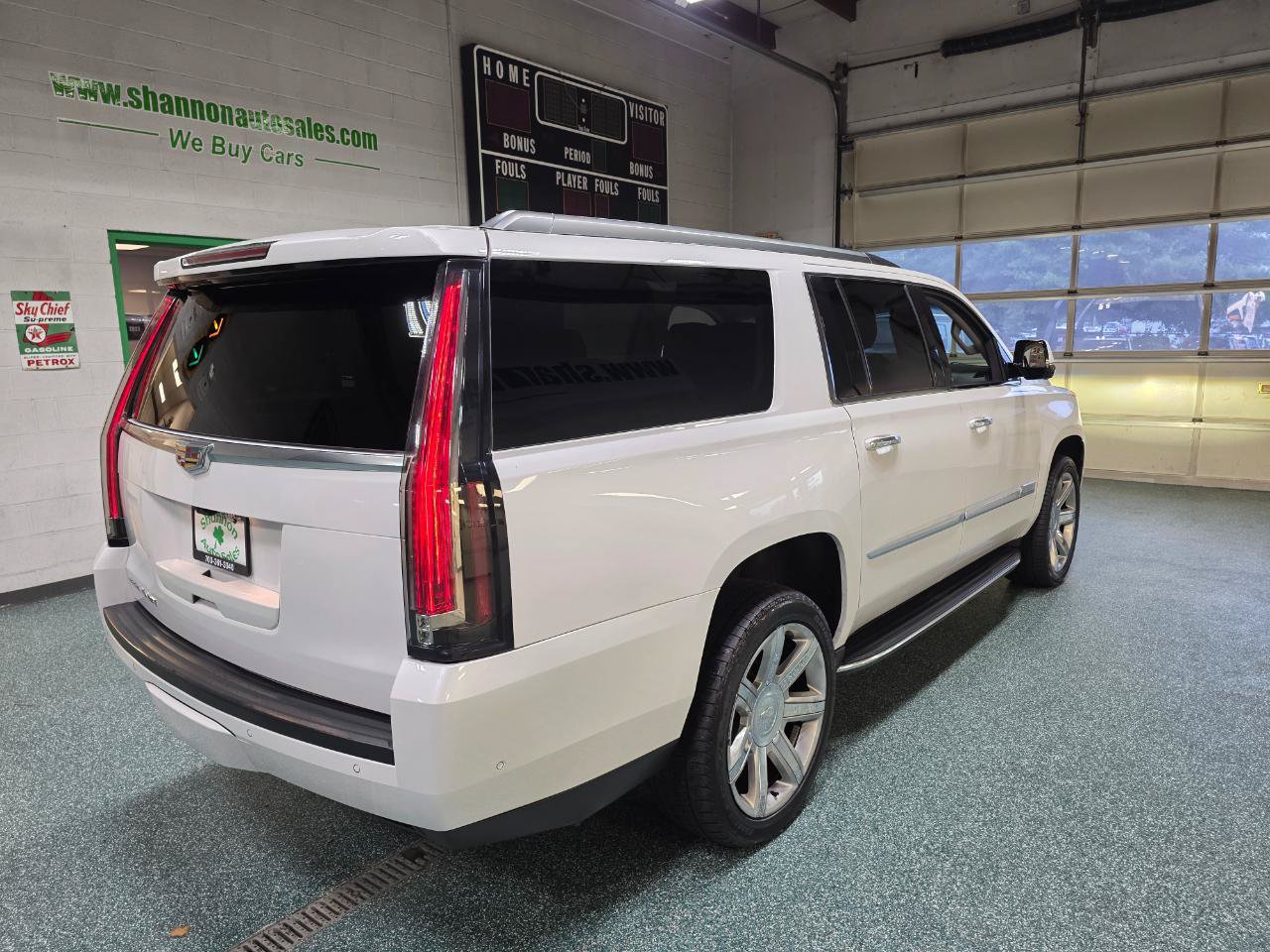 Used 2020 Cadillac Escalade ESV Luxury AWD/4WD image 6