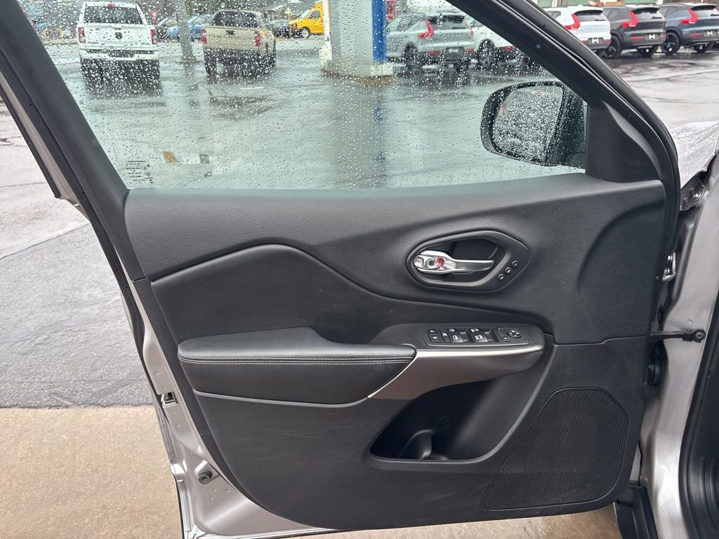 Used 2019 Jeep Cherokee Limited image 14