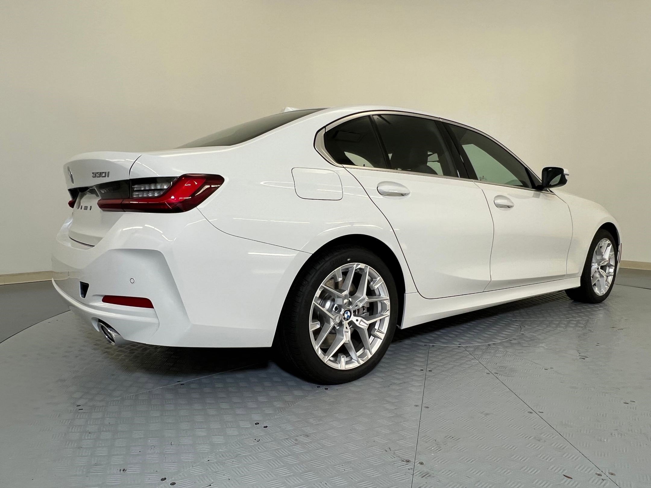 Used 2025 BMW 330i xDrive Sedan w/ Premium Package AWD/4WD image 8