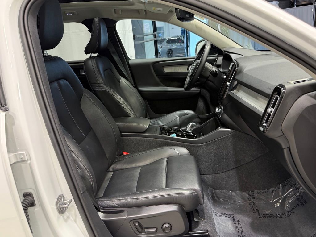Used 2024 Volvo XC40 B5 Plus w/ Climate Package image 27