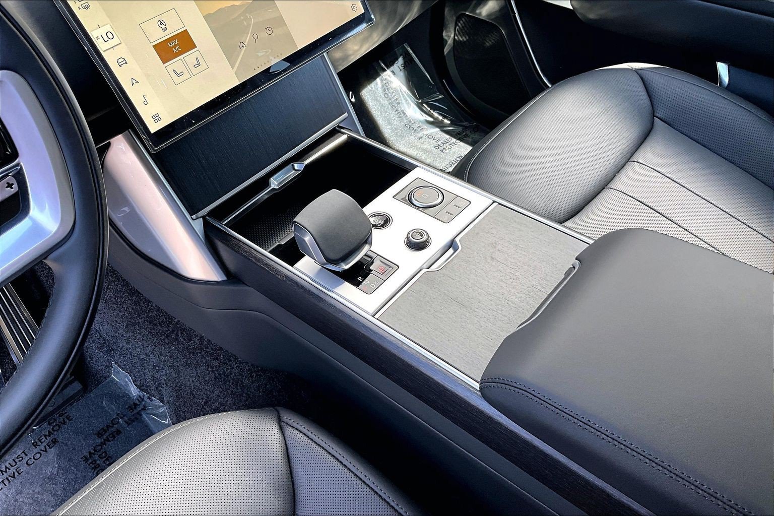 New 2027 Land Rover Range Rover Long Wheelbase SE AWD/4WD image 8
