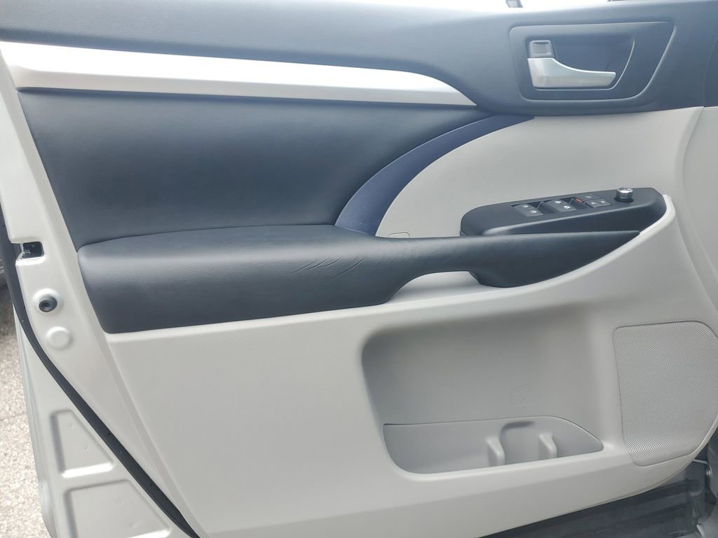 Used 2019 Toyota Highlander XLE image 22