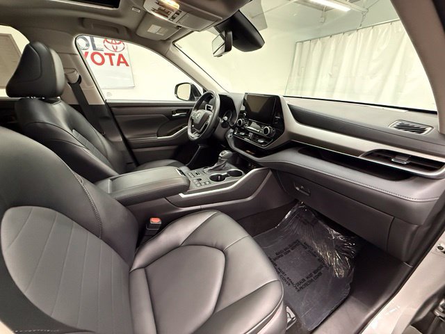 Used 2025 Toyota Highlander XLE AWD/4WD image 9