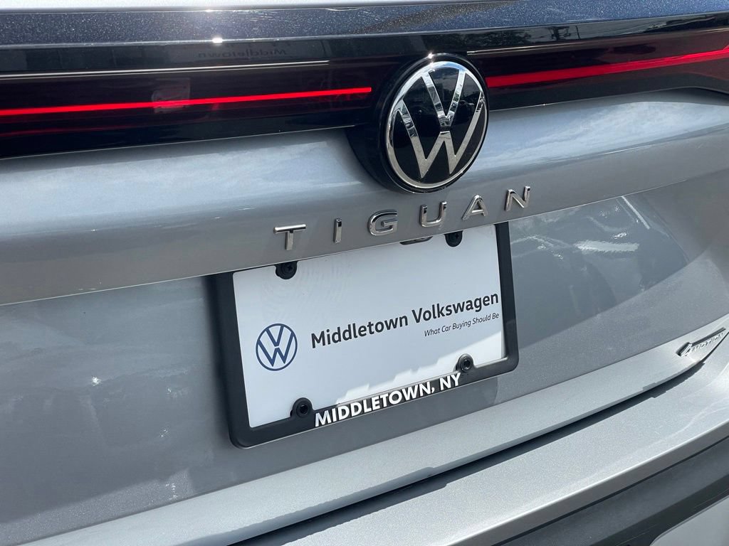 Used 2025 Volkswagen Tiguan SE AWD/4WD image 5