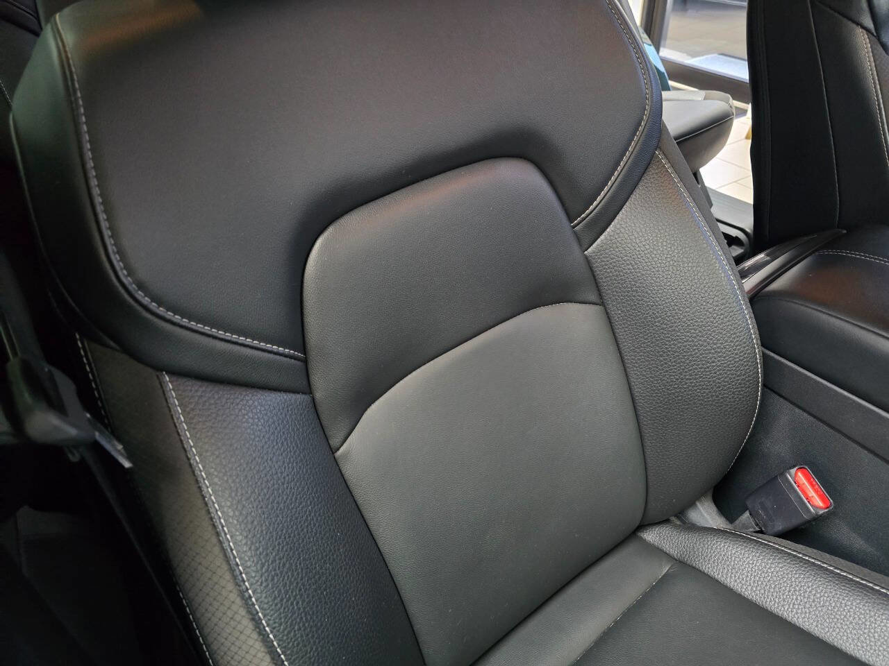 Used 2023 Nissan Pathfinder SL AWD/4WD image 23