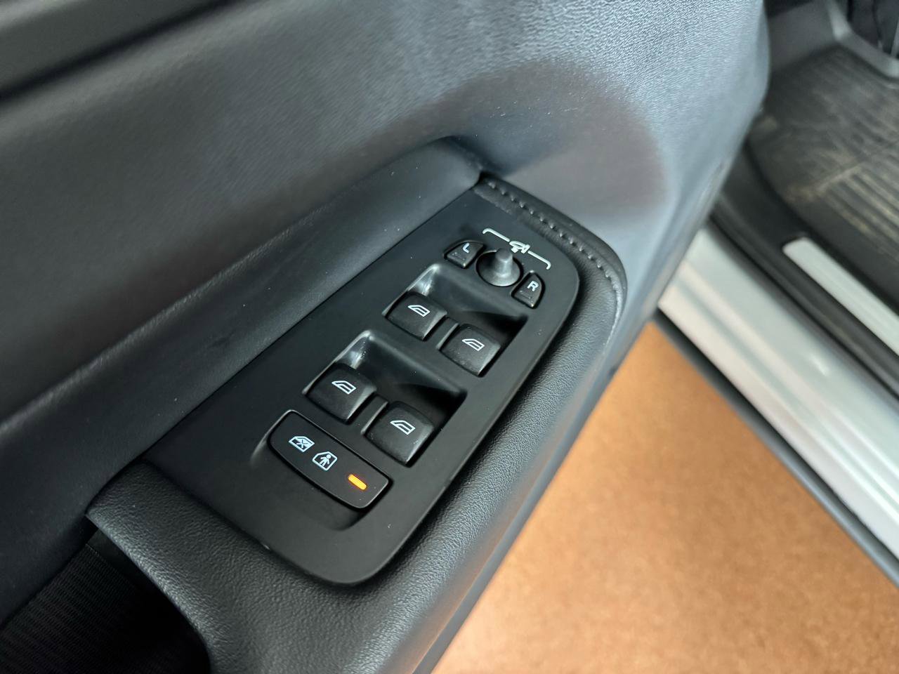 Used 2023 Volvo XC60 T8 Plus w/ Climate Package image 19