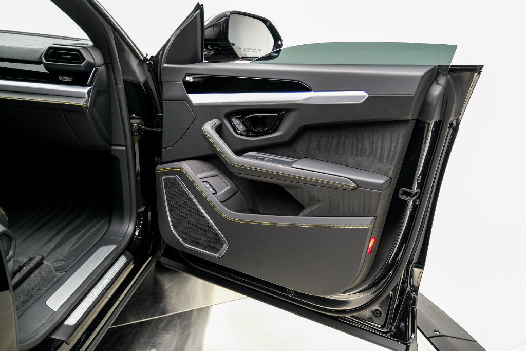 Used 2025 Lamborghini Urus SE AWD/4WD image 48
