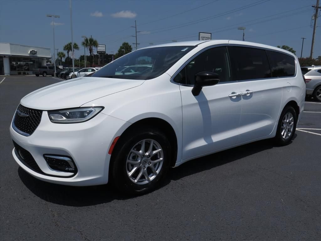 Used 2025 Chrysler Pacifica Select FWD image 8