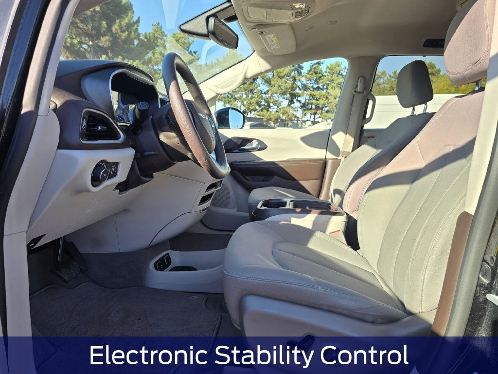 Used 2020 Chrysler Pacifica Touring w/ Tire & Wheel Group FWD image 11