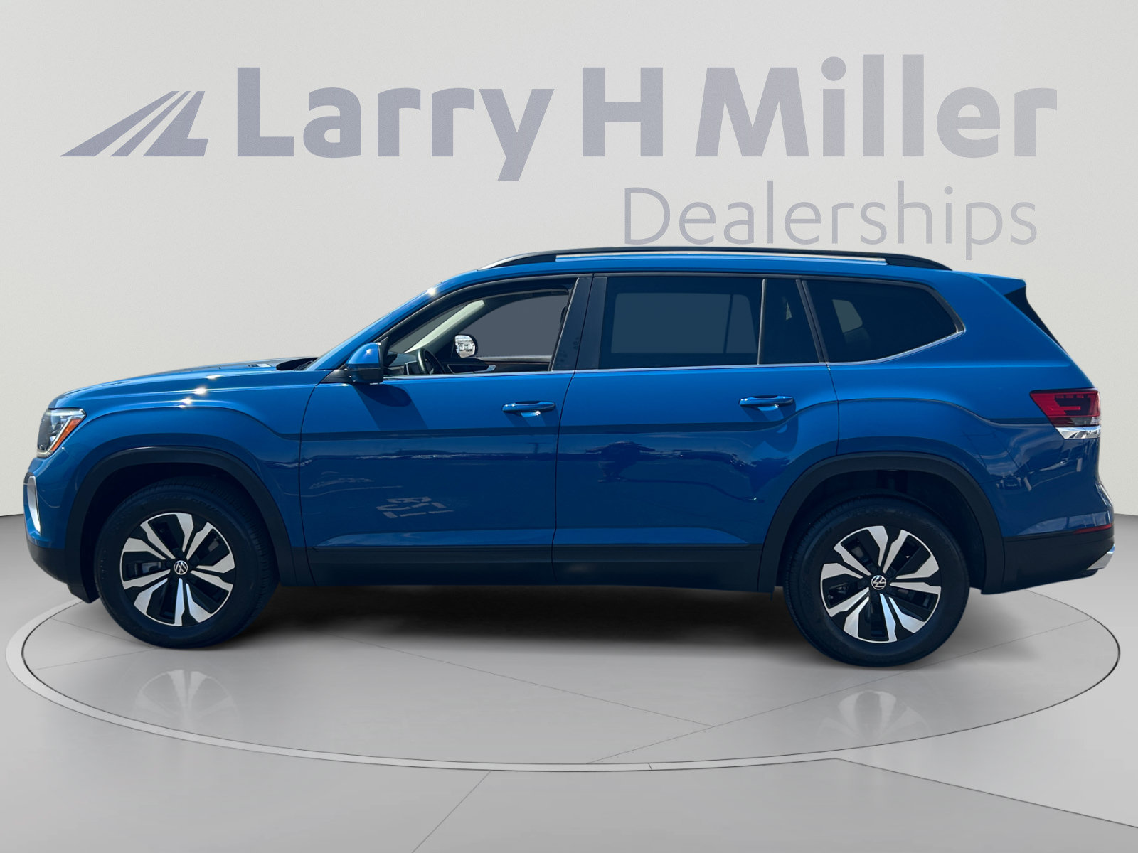 Used 2025 Volkswagen Atlas SE AWD/4WD image 2