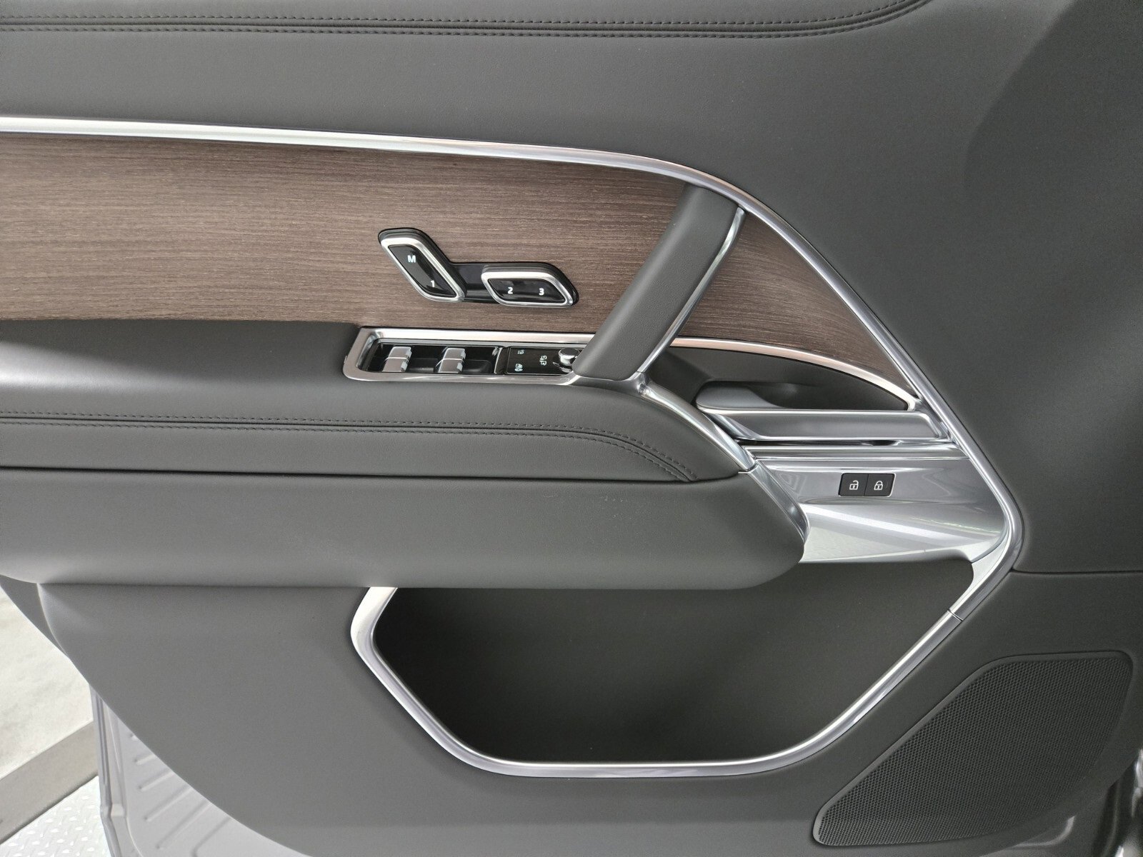 New 2025 Land Rover Range Rover Long Wheelbase SE image 21
