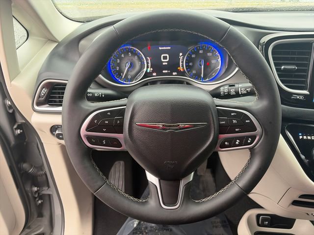 Used 2023 Chrysler Pacifica Touring-L FWD image 27