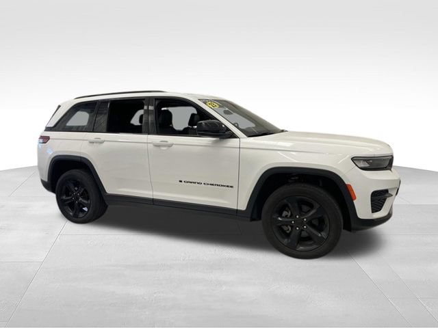 Used 2023 Jeep Grand Cherokee Altitude AWD/4WD image 8