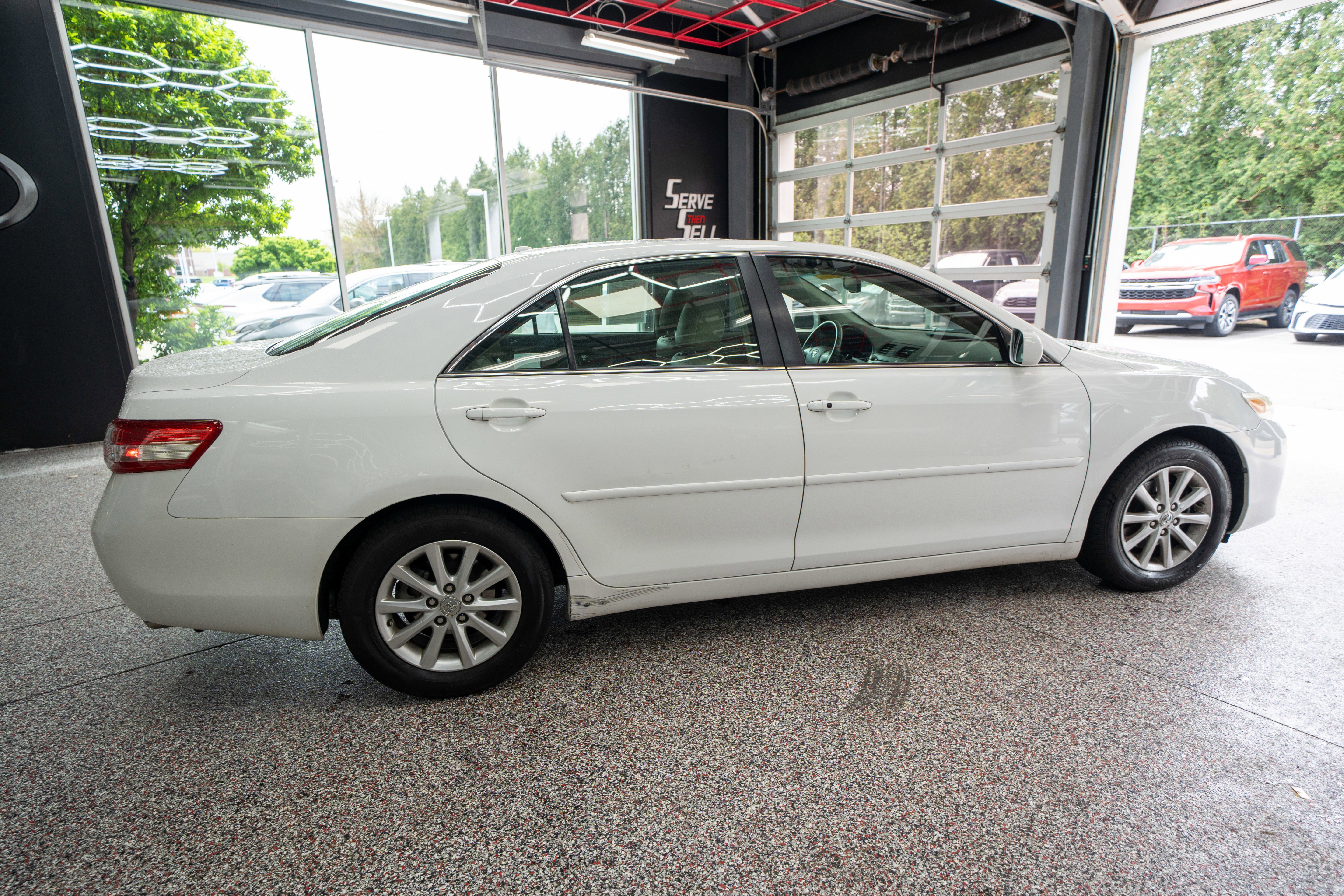 Used 2011 Toyota Camry XLE w/ XLE Extra-Value Pkg #2 FWD image 4