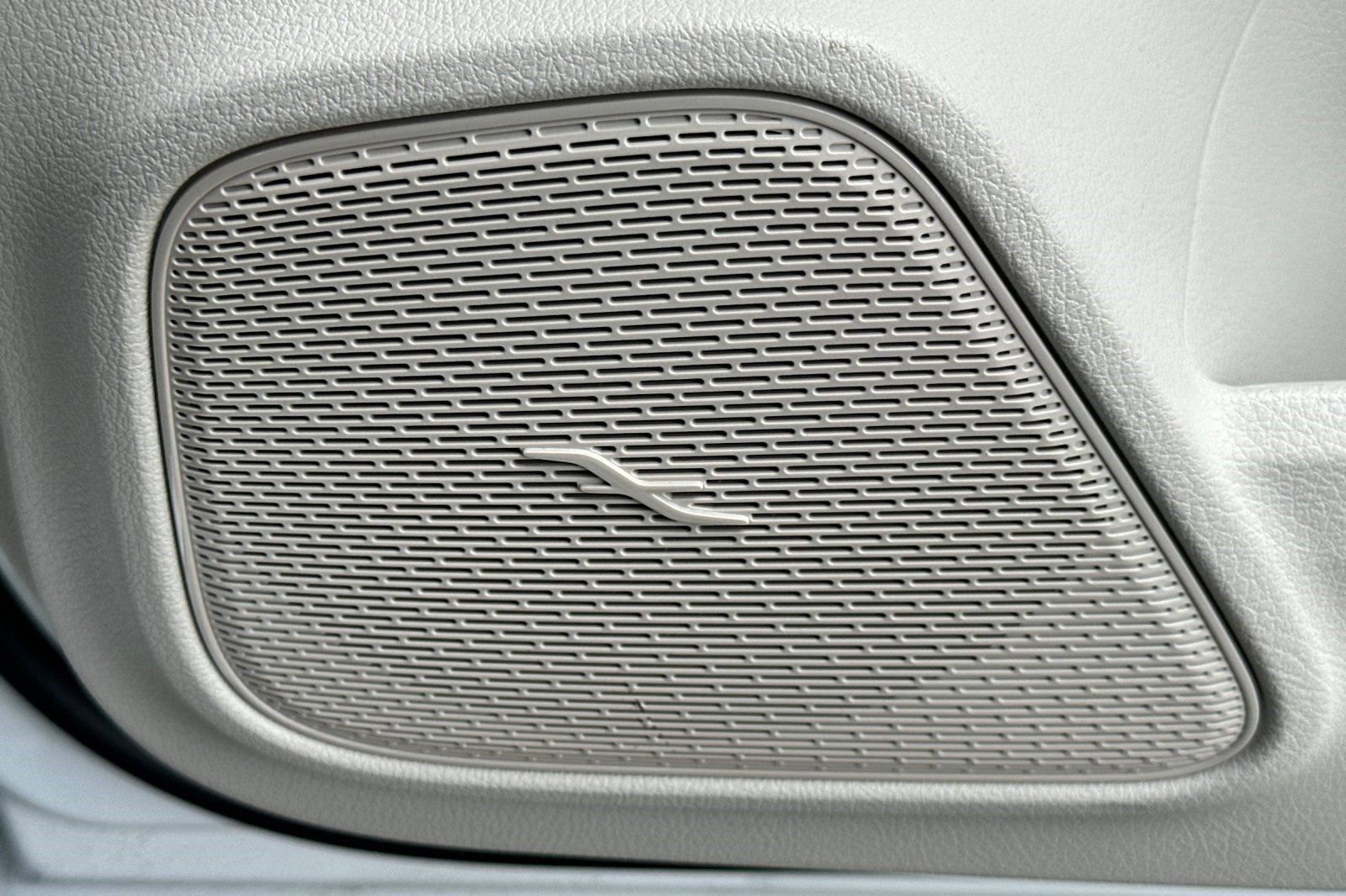 Used 2025 Mercedes-Benz EQB 300 4MATIC image 23