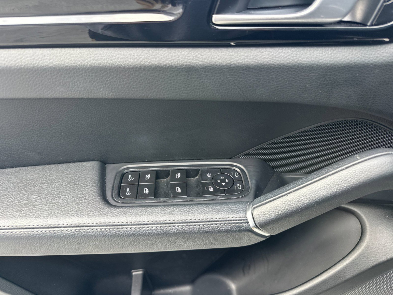 Used 2022 Porsche Cayenne Coupe image 12