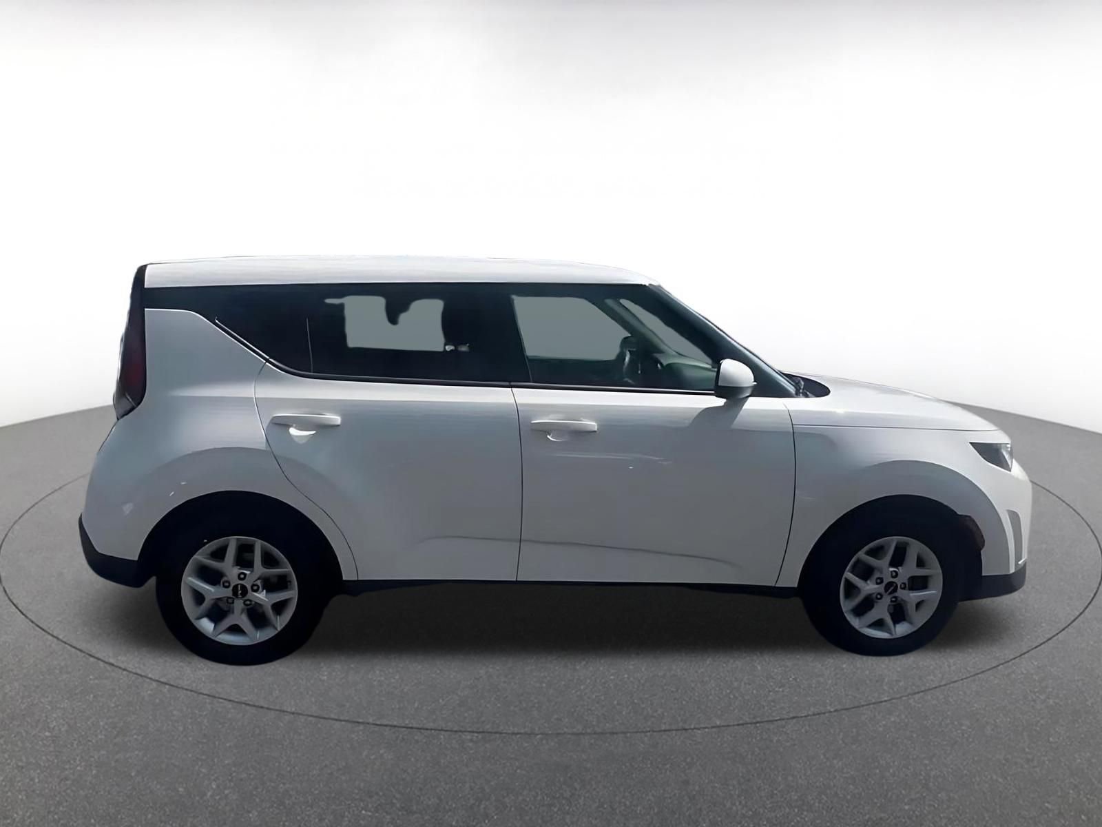 Used 2025 Kia Soul LX w/ LX Technology Package FWD image 16