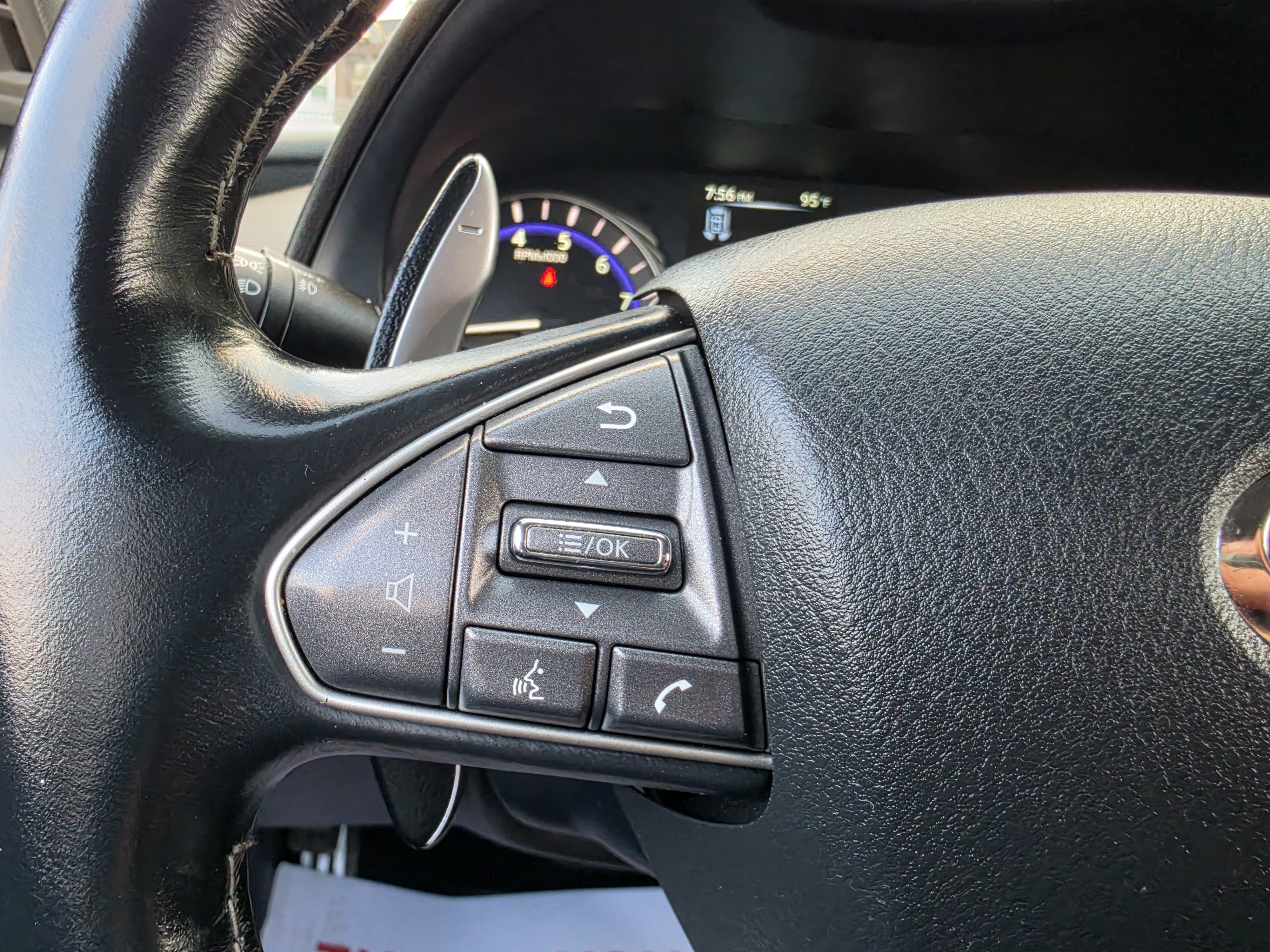 Used 2014 INFINITI Q50 Hybrid w/ Deluxe Technology Package RWD image 36