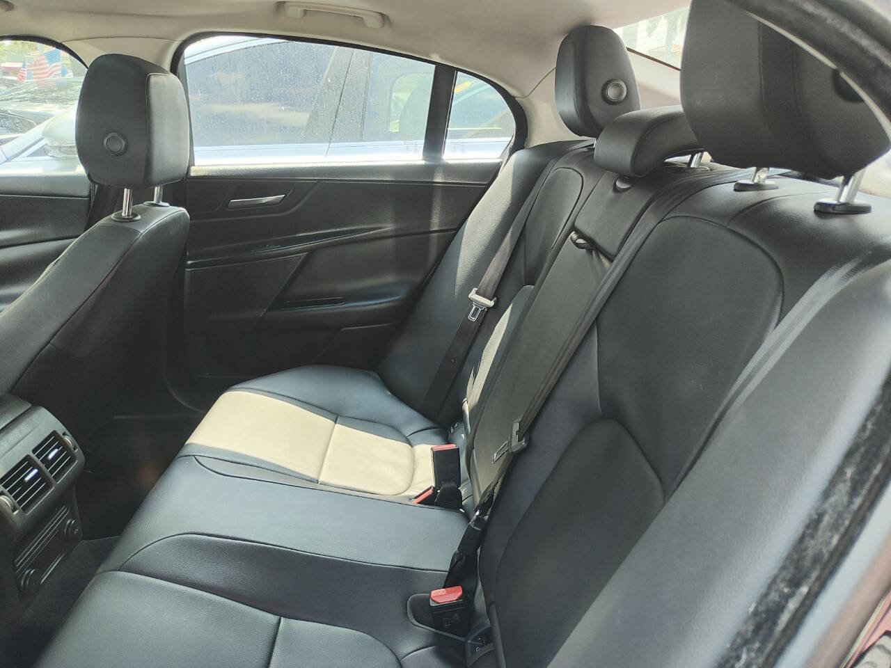 Used 2017 Jaguar XE Premium image 27